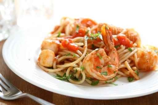 spagetti-s-kalmarami-i-krevetkami