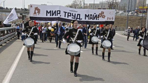 400 сотрудников «Доброфлота» возглавили колонну рыбаков на первомайской демонстрации